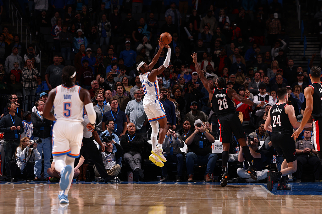 Shai Gilgeous-Alexander (#2) of the Oklahoma City Thunder shoots in the game against the Portland Trail Blazers at Paycom Center in Oklahoma City, Oklahoma, December 19, 2022. /CFP