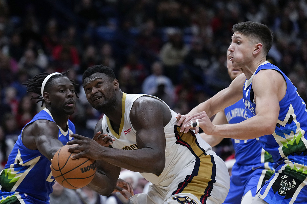 Zion Williamson (C) of the New Orleans Pelicans is trapped by defenders of the Milwaukee Bucks in the game at Smoothie Kings Center in New Orleans, Louisiana, December 19, 2022. /CFP