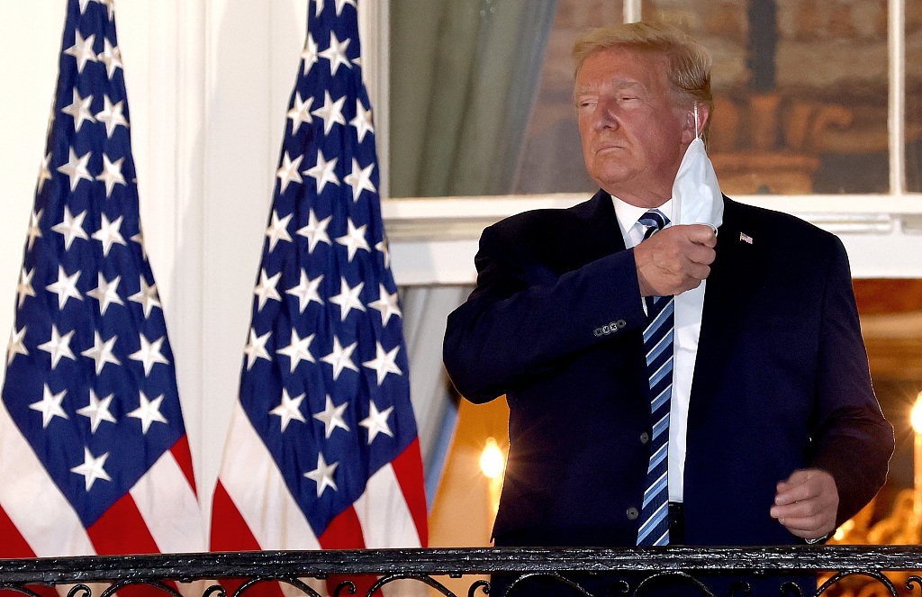 Former U.S. President Donald Trump removing his mask at the White House on October 5, 2022 after returning from a three-day stay at the Walter Reed Medical Center for COVID-19. /CFP 