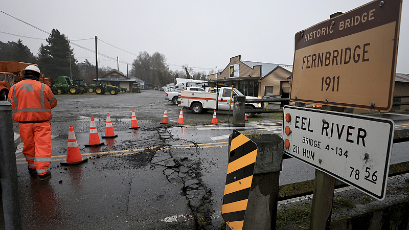 Caltrans workers inspect Fernbridge, the main arterial that connects Ferndale over the Eel River, after an earthquake near Fortuna, California, U.S., December 20, 2022. /CFP