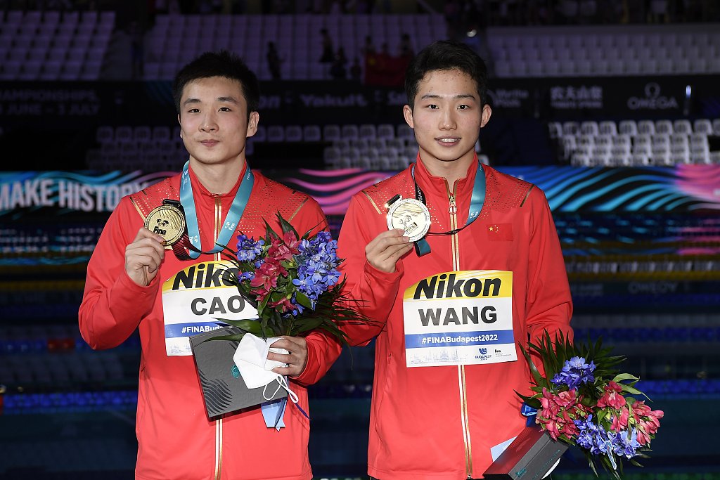 Cao Yuan (L) and Wang Zongyuan of China pose with their gold medals of the men's 3-meter synchronized diving at the World Aquatics Championships in Budapest, Hungary, June 26, 2022. /CFP