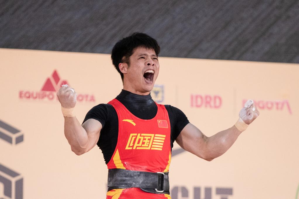 Li Fabin of China celebrates after winning the men's 61-kilogram gold medal at the World Weightlifting Championships in Bogota, Colombia, December 7, 2022. /Xinhua