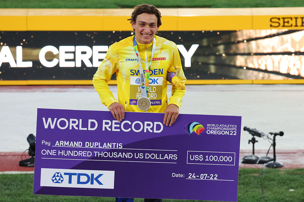 Suedezul Armand Duplantis stabilește un record mondial în finala masculină de sărituri cu prăjini în timpul Campionatelor Mondiale IAAF de la Eugene, Oregon, 24 iulie 2022. / CFP