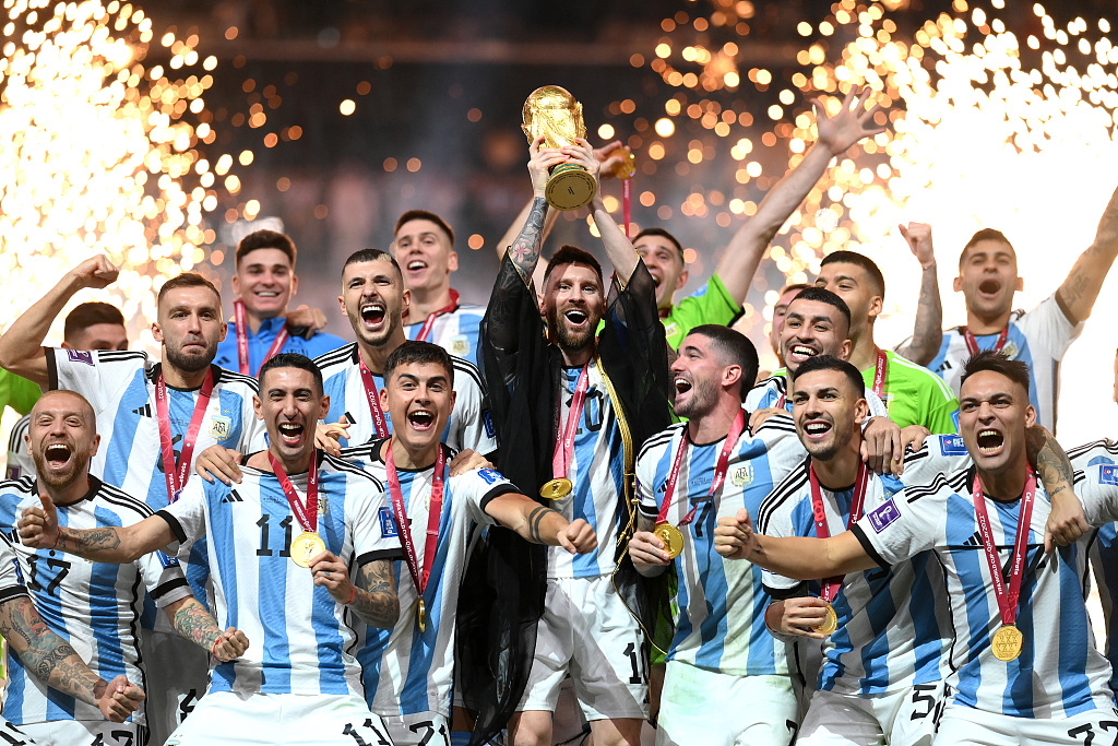 Jucătorii Argentinei își sărbătoresc titlul de fotbal la Cupa Mondială după ce au învins Franța la penalty-uri în finala turneului de pe stadionul Lusail din Qatar, 18 decembrie 2022. / CFP
