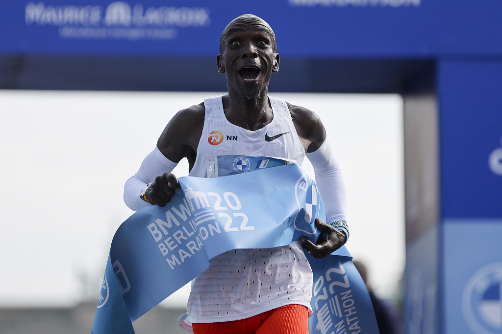 Eliud Kipchoge din Kenya trece linia pentru a câștiga Maratonul de la Berlin în 2:01:09 la Berlin, Germania, 25 septembrie 2022. / CFP
