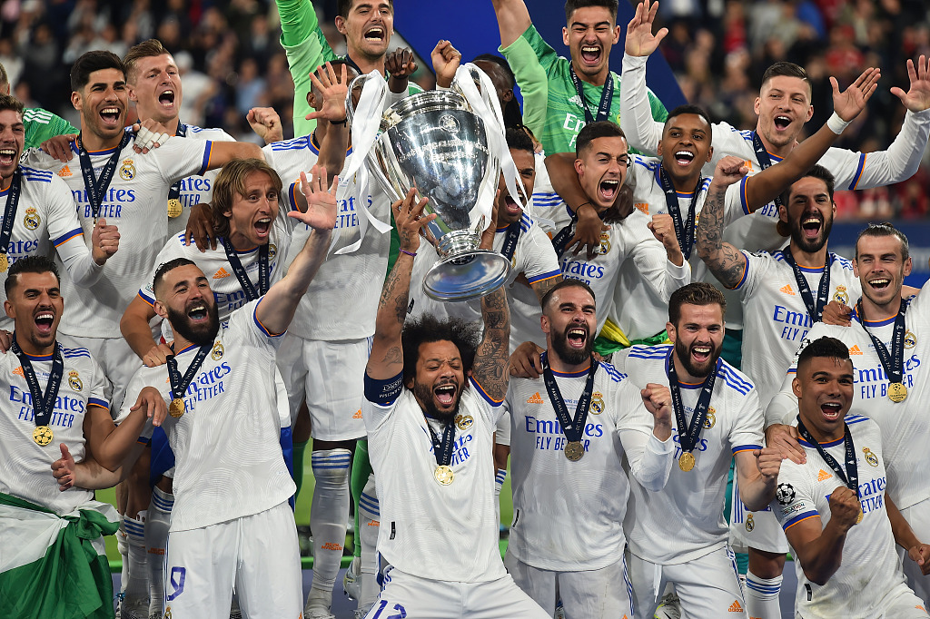 Jucătorii lui Real Madrid sărbătoresc titlul UEFA Champions League după ce au învins Liverpool în finala turneului de pe Stade de France din Saint-Denis, Franța, 28 mai 2022. / CFP