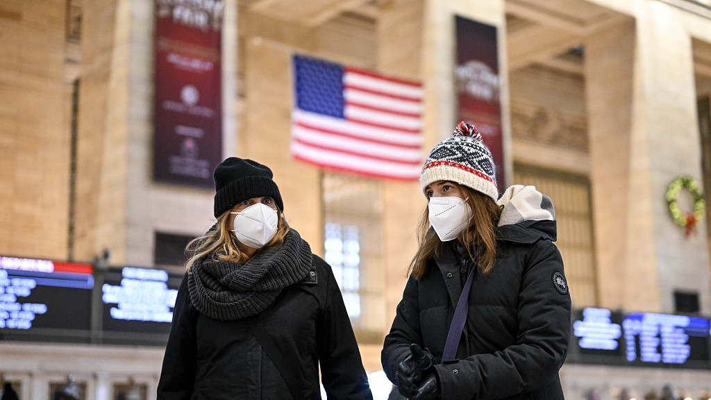 People wear masks after New York City's health officials have issued an advisory, strongly urging New Yorkers to use masks as COVID-19, flu and RSV cases rise, New York, U.S., December 12, 2022. /CFP