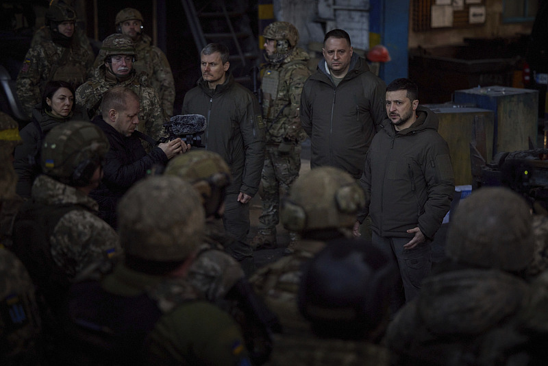 In this photo provided by the Ukrainian Presidential Press Office, Ukrainian President Volodymyr Zelenskyy (R) speaks to soldiers at the site of the heaviest battles, Bakhmut, Donetsk, December 20, 2022. /CFP