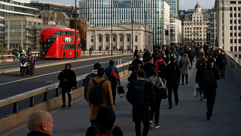Pedestrians on their way to work cross London Bridge in central London, England, October 12, 2022. /CFP