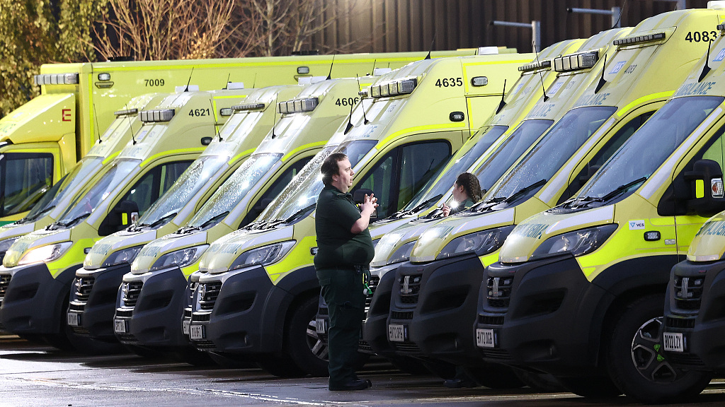 A West Midlands ambulance worker stands in the headquarters as strike action by ambulance workers begins on December 21, 2022 in Coventry, England. /CFP