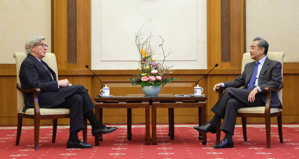 Chinese State Councilor and Foreign Minister Wang Yi (R) meets John Thornton, global co-chair of the Asia Society, in Beijing, China, December 22, 2022. /Chinese Foreign Ministry
