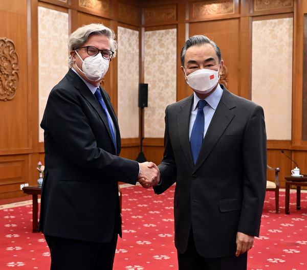 Chinese State Councilor and Foreign Minister Wang Yi (R) meets John Thornton, global co-chair of the Asia Society, in Beijing, China, December 22, 2022. /Chinese Foreign Ministry