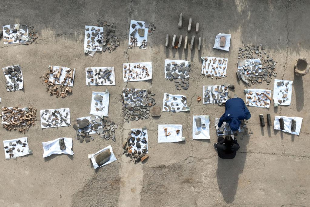 Archaeologists clean and classify some of the remains excavated at the site of Bairen Town, Hebei Province, China, December 16, 2022. /Xinhua
