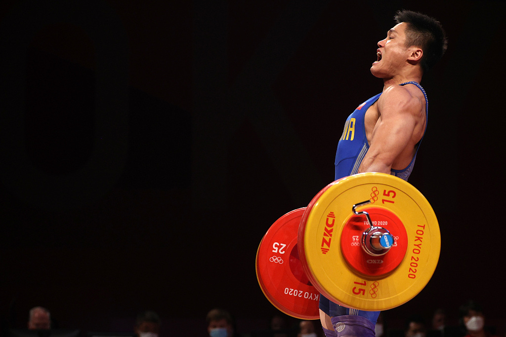 Lyu Xiaojun of China competes during the men's weightlifting 81kg event at the Tokyo Olympic Olympic Games in Japan, July 31, 2021. /CFP 
