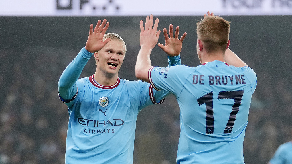 Manchester City's Erling Haaland (L) and Kevin De Bruyne celebrate during the League Cup match agianst Liverpool in Manchester, UK, December 22, 2022. /CFP