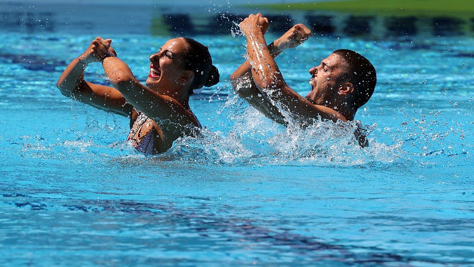 Italy's Giorgio Minisini (R) and Lucrezia Ruggiero in action during the preliminary round of mixed duet free artistic swimming at the 2022 World Aquatics Championships in Budapest, Hungary, June 24, 2022. /CFP