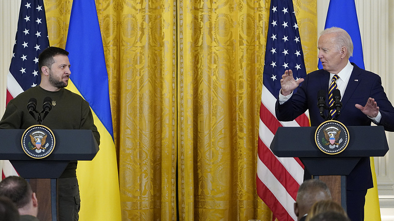 Ukrainian President Volodymyr Zelenskyy listens as U.S. President Joe Biden speaks during a news conference at the White House in Washington, D.C., December 21, 2022. /CFP