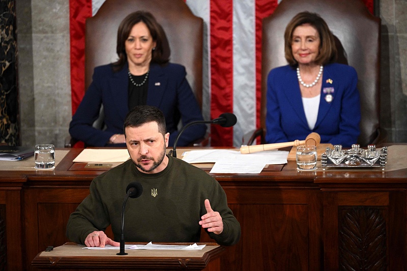 Ukraine's President Volodymyr Zelenskyy addresses the U.S. Congress flanked by U.S. Vice President Kamala Harris (L) and U.S. House Speaker Nancy Pelosi (R) at the U.S. Capitol in Washington, D.C., December 21, 2022. /CFP 