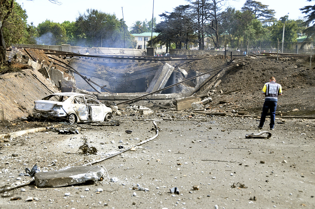 A burned vehicle marks the spot where a gas tanker exploded under a bridge in Boksburg, east of Johannesburg, South Africa, December 24, 2022. /CFP