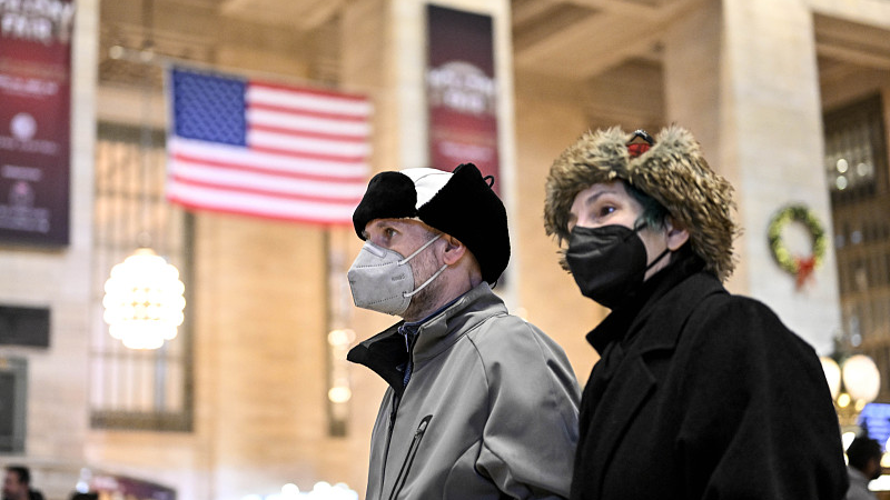 People wear mask in New York, U.S., December 12, 2022. /CFP