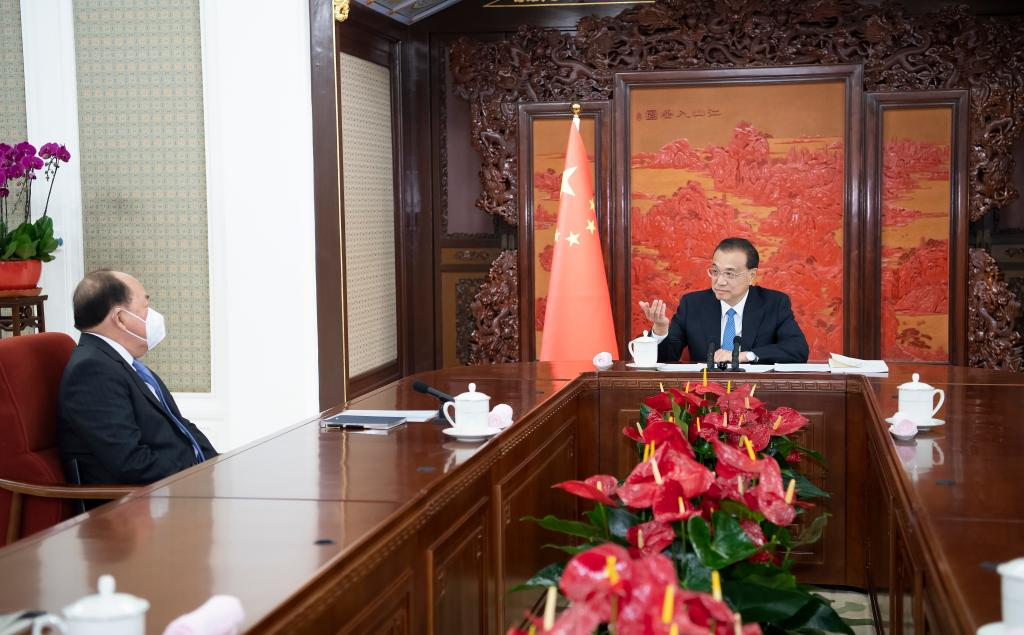Premier Li Keqiang (R) meets with Ho Iat Seng in Beijing, China, December 22, 2022. /Xinhua