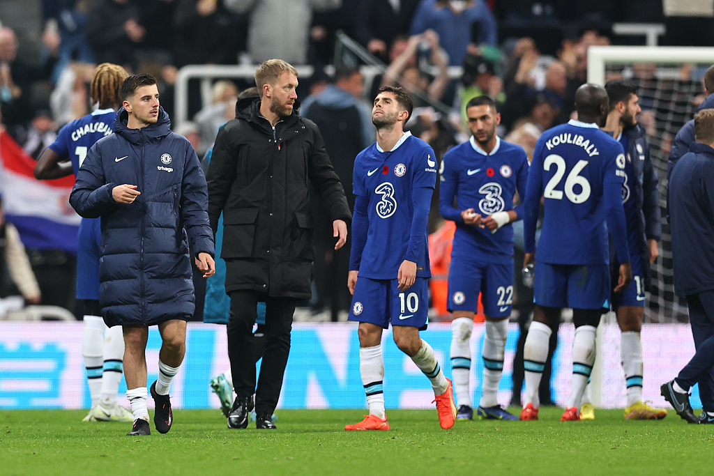 Chelsea manager Graham Potter (in black) walks with his dejected players following their loss to the Newcastle United in the Premier League at St James Park in Newcastle upon Tyne, England, November 12, 2022. /CFP