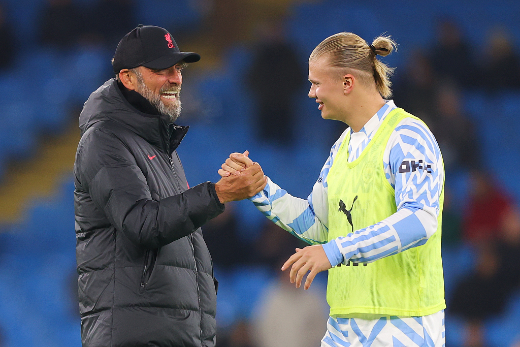 Liverpool manager Jurgen Klopp (L) embraces Erling Haaland of Manchester City prior to the League Cup fourth-round match between Manchester City and Liverpool at the Etihad Stadium in Manchester, England, December 22, 2022. /CFP
