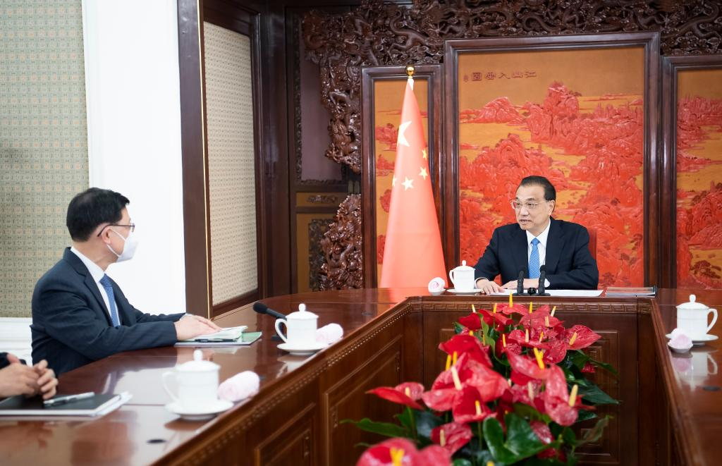 Premier Li Keqiang (R) meets with Chief Executive John Lee in Beijing, China, December 22, 2022. /Xinhua