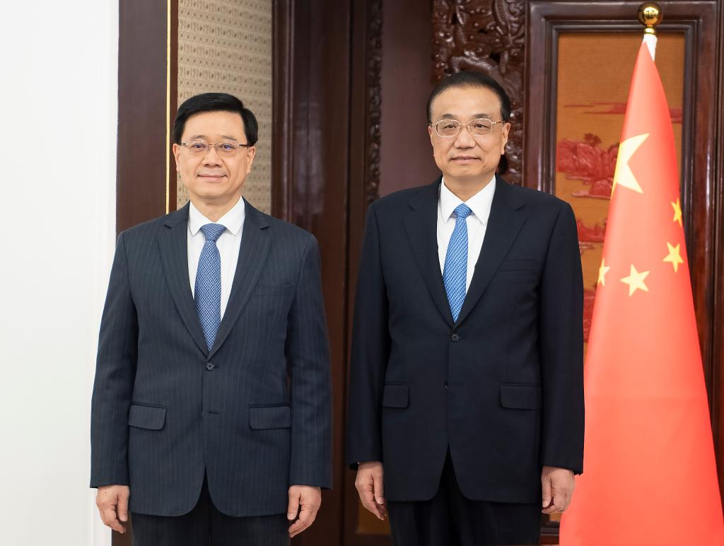 Premier Li Keqiang (R) meets with John Lee, chief executive of the HKSAR, in Beijing, China, December 22, 2022. /Xinhua