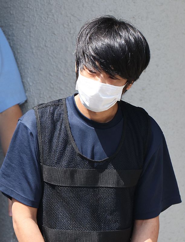 Tetsuya Yamagami, the man accused of murdering former Japanese Prime Minister Shinzo Abe, is transferred from the Nara Nishi police station for psychiatric examination in Nara, Japan, July 25, 2022. /CFP