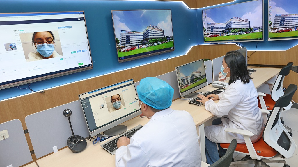 Doctors talk to a patient online at The Sixth People's Hospital of Nantong, Nantong City, east China's Jiangsu Province, December 21, 2022. /CFP