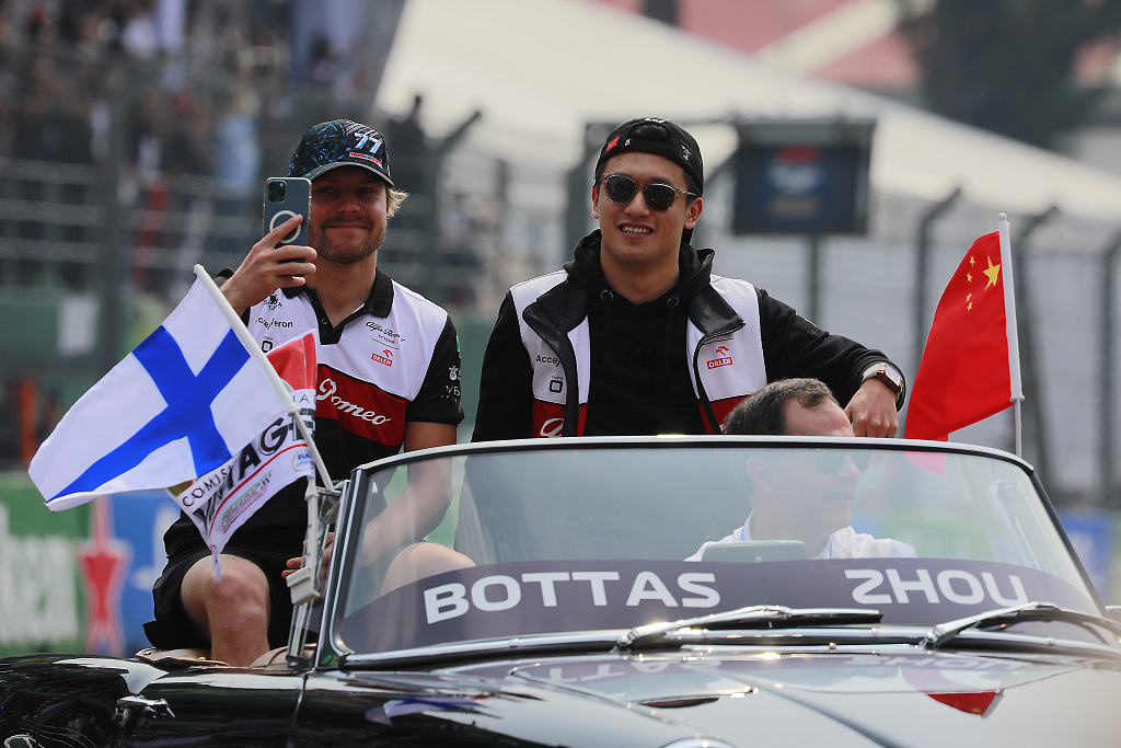 Alfa Romeo's Valtteri Bottas (L) and Zhou Guanyu take part in the drivers' parade prior to the Mexican GP at Autodromo Hermanos Rodriguez in Mexico City, Mexico, October 30, 2022. /CFP