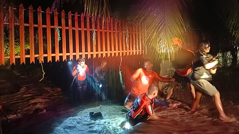 Rescuers evacuate people from a flooded area in Ozamiz City, Misamis Occidental, Philippines, December 25, 2022. /CFP