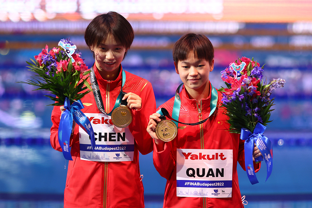 Gold medalists Chen Yuxi (L) and Quan Hongchan of team China pose during the medal ceremony for the women's synchronized 10m platform final at the FINA World Championships in Budapest, Hungary, June 30, 2022. /CFP