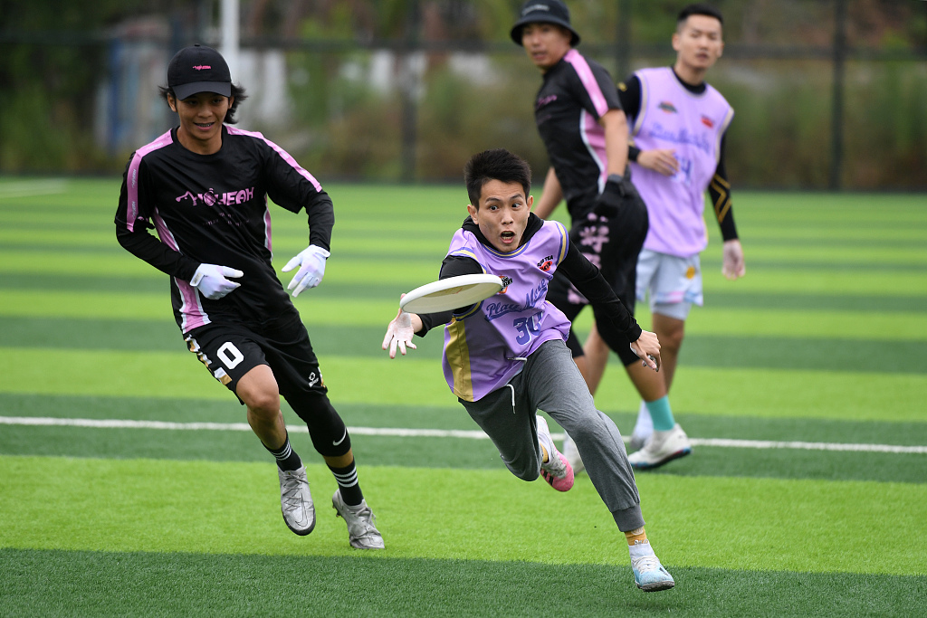Players compete during a Frisbee Open in China's Guangxi Zhuang Autonomous Region, November 19, 2022. /CFP