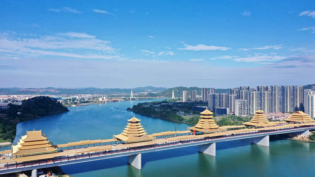 Live: Charming view of Fenghuangling Bridge in Liuzhou