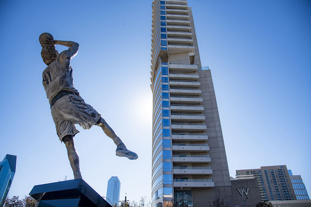 Dirk Nowitzki's statue stands in front of the American Airlines Center in Dallas, U.S., December 25, 2022. /CFP 