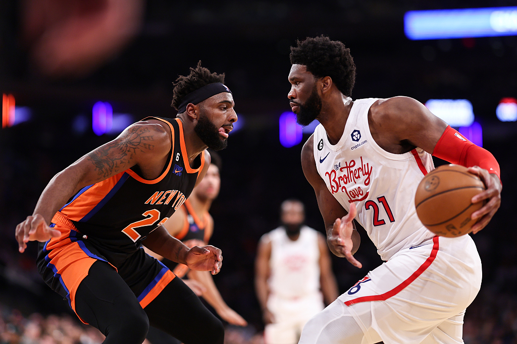 Joel Embiid (R) of the Philadelphia 76ers is guarded by Mitchell Robinson of the New York Knicks during their NBA game at Madison Square Garden in New York, U.S., December 25, 2022. /CFP