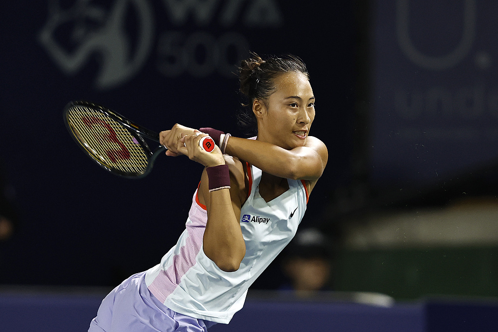 Zheng Qinwen of China returns her shot against Garbine Muguruza of Spain during the San Diego Open in San Diego, U.S., October 11, 2022. /CFP