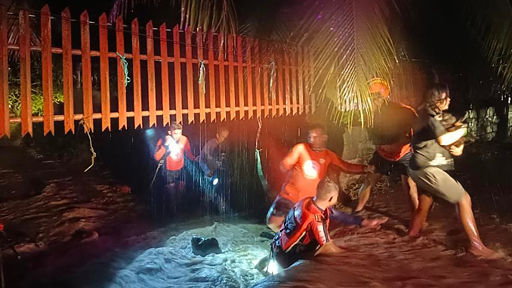 Rescuers evacuate people from a flooded area in Ozamiz, Misamis Occidental in the Philippines, December 25, 2022. /CFP