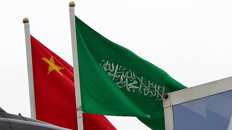 The flags of China and Saudi Arabia in Riyadh, Saudi Arabia, December 7, 2022. /CFP