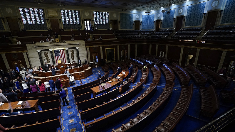 Ketua DPR AS Nancy Pelosi mengakhiri pemungutan suara untuk menyetujui Undang-Undang Pengurangan Inflasi di House of the Capitol di Washington, 12 Agustus 2022. / CFP
