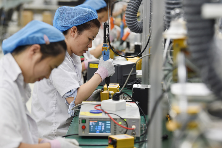 Workers at a science and technology company in Nanjing, east China's Jiangsu Province, September 16, 2022. /Xinhua