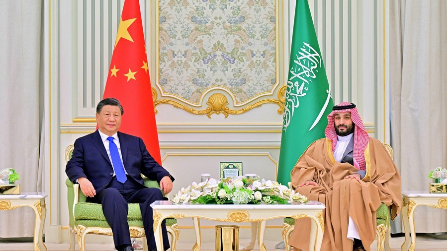 Chinese President Xi Jinping (L) meets with Saudi Crown Prince and Prime Minister Mohammed bin Salman Al Saud at the royal palace in Riyadh, Saudi Arabia, December 8, 2022. /Xinhua