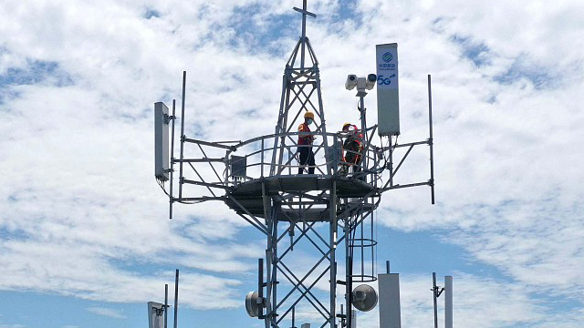 Local workers test antennas on a tower of a 5G base station in Tongling city, Anhui province, China, July 8, 2022/CFP