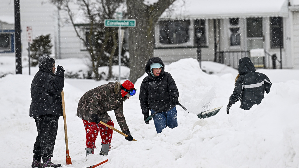 People shovel snow after snowfall in Buffalo, New York, U.S., December 26, 2022. /CFP
