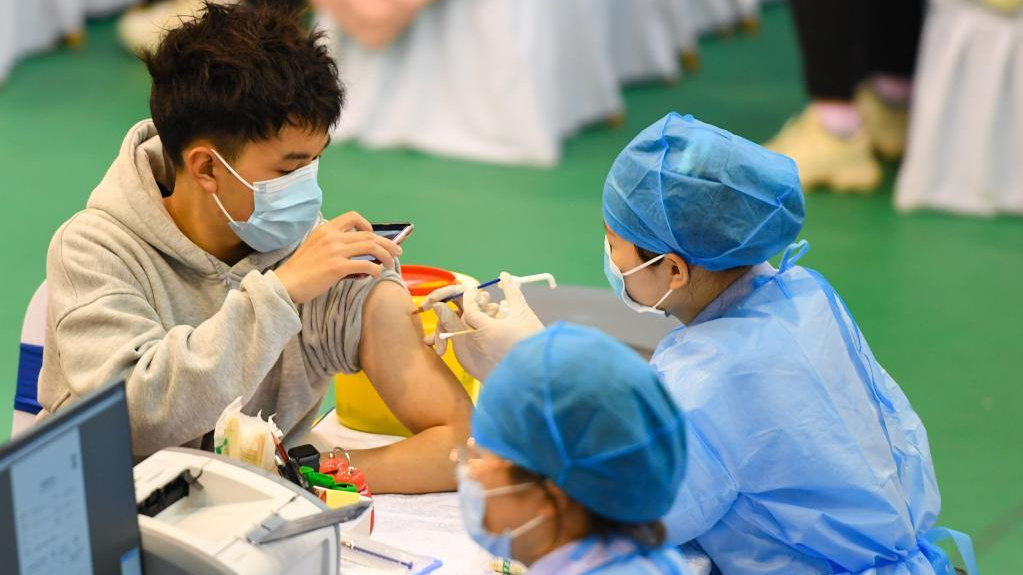 A university student receives COVID-19 vaccine at Hunan University of Science and Technology in Xiangtan, central China's Hunan Province, April 1, 2021. /Xinhua