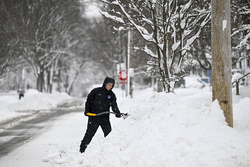 A man shovels snow in the snowstorm, Buffalo, New York, U.S., December 26, 2022. /CFP