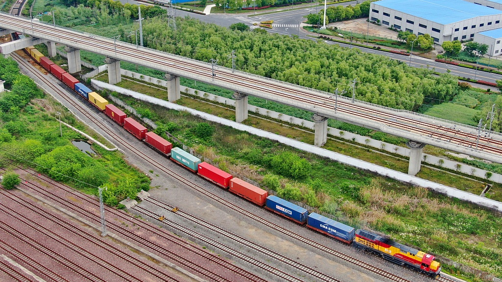 The containers of the sea-rail intermodal train at Jiangsu Hai'an Railway Logistics Base leave the freight station, April 30, 2022. /VCG