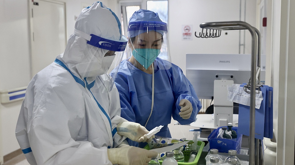 Nurses prepare medicine at Beijing Chaoyang Hospital, December 27, 2022. /CFP